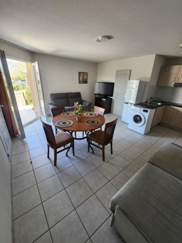 T3 avec piscine à 5 min du centre-ville (T3 avec piscine a 5 min du centre-ville) in Chateauneuf Sur Isere