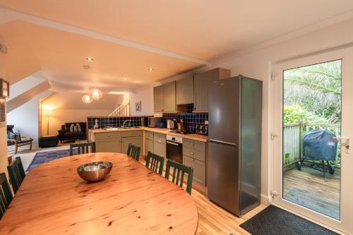廚房, 4 Bedroom Garden Duplex in 烏爾拉考姆比