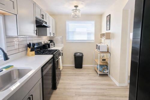 Chic Parma Stay Near Cleveland in Brooklyn (OH)