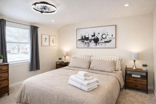 Chic Parma Stay Near Cleveland in Brooklyn (OH)