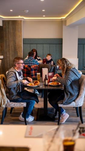 Restaurante, Lakehurst Park in Near Center