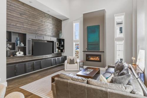 Germantown Stunner with a Skyline View Rooftop and Private Garage – khách sạn tại Germantown