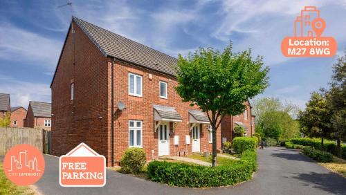 3 Bed Pendlebury Home Free Parking Pets, Manchester