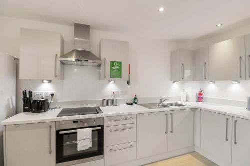 Kitchen, Portfolio Apartments - Stevenage Luxury Apartment in Stevenage