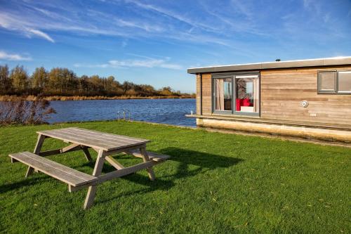 A szálláshely kívülről, Woonboot Sweltsje in Earnewald