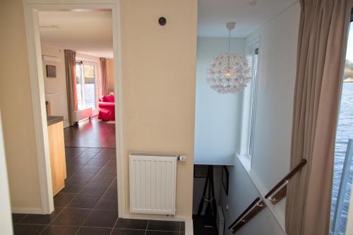 A szálláshely kívülről, Woonboot Sweltsje in Earnewald