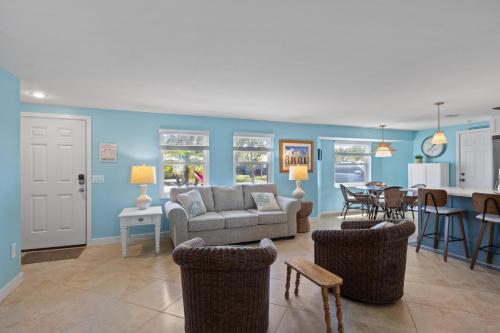 Da Beach House - 2 Blocks to Beach Pool & Spa by Anna Maria Life Vacation Rentals - image 3