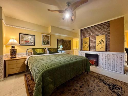 1 queen bed, 1 twin bed