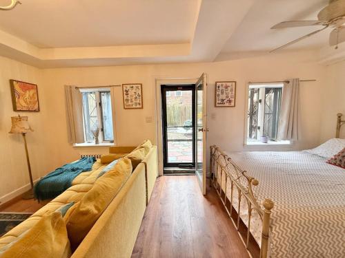 Bed, Cozy Manhattan View Suite in West New York