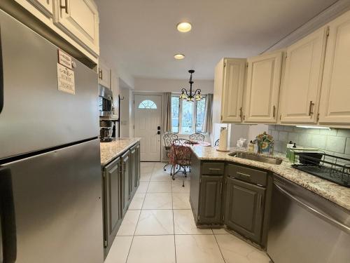 Kitchen, Cozy Manhattan View Suite in West New York