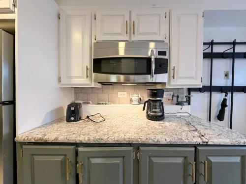 Kitchen, Cozy Manhattan View Suite in West New York