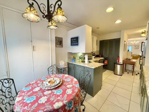 Cozy Manhattan View Suite in West New York