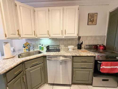 Kitchen, Cozy Manhattan View Suite in West New York