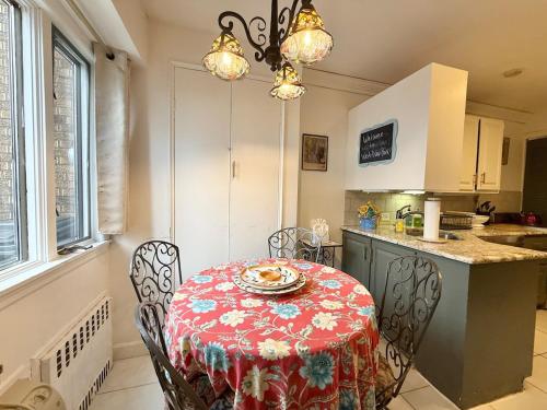 Cozy Manhattan View Suite in West New York