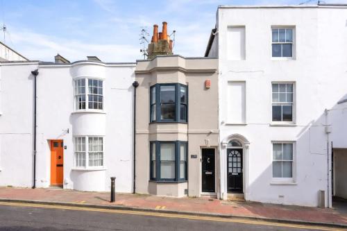 Central & Quiet Georgian House with Sunny Patio - image 2