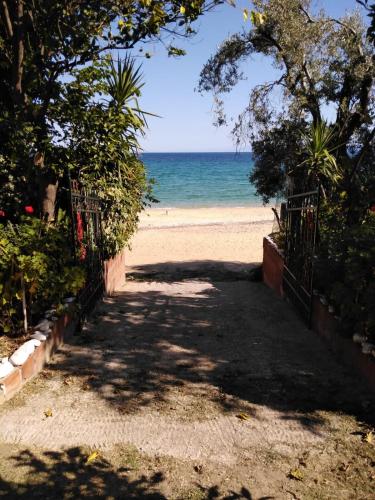 Το Μικρό Πέτρινο Σπίτι (Το Μικρο Πετρινο Σπιτι) in Mikro