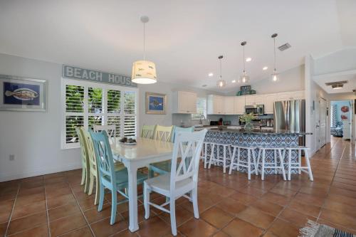 Meant to Be - 1 Block to Beach! North End! Pool & SpaLoaded Game Room by Anna Maria Life - image 2
