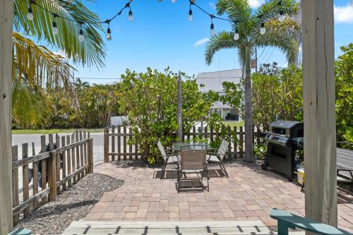 McBean Point - Dog Friendly! Walk to Bean Point! by Anna Maria Life Vacation Rentals - image 5