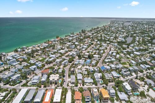 McBean Point - Dog Friendly! Walk to Bean Point! by Anna Maria Life Vacation Rentals - image 3