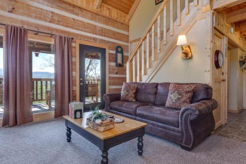 Sweet Surrender, 1 Bedroom, Hot Tub, WiFi, Sleeps 2 in Gatlinburg, USA