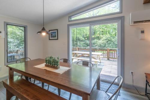 Family Home with Game Room, Deck, BBQ Walk to Lake! in Lake Harmony, USA