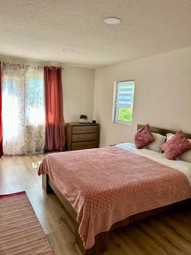 Cabana de sub deal Valea Doftanei in Traisteni