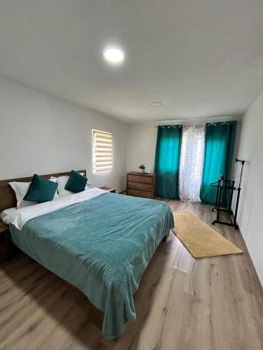 Cabana de sub deal Valea Doftanei in Traisteni