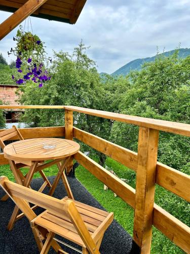 Cabana de sub deal Valea Doftanei in Traisteni