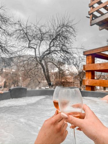 Cabana de sub deal Valea Doftanei in Traisteni