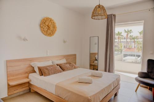 1 queen bed, 1 sofa bed
