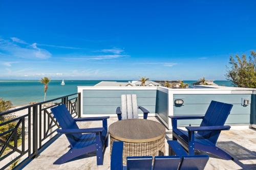 Salt Dreams - 1 Block to Beach! Pool Spa Games Rooftop Deck by Anna Maria Life Vacation Rentals - image 3