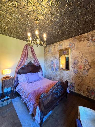 Romantic Antique Double, Shared Bath Breakfast - Banize
