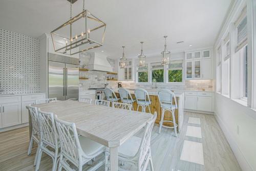 Sentimental Sunset - Pool & Spa Near Bean Point & Pine! by Anna Maria Life Vacation Rentals - image 4