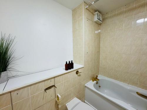 Floral St Apartment - image 6