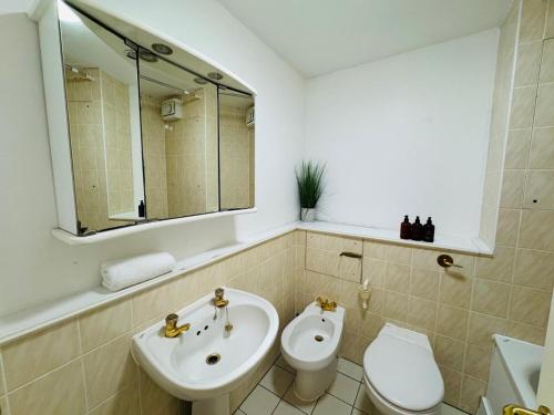 Floral St Apartment - image 3
