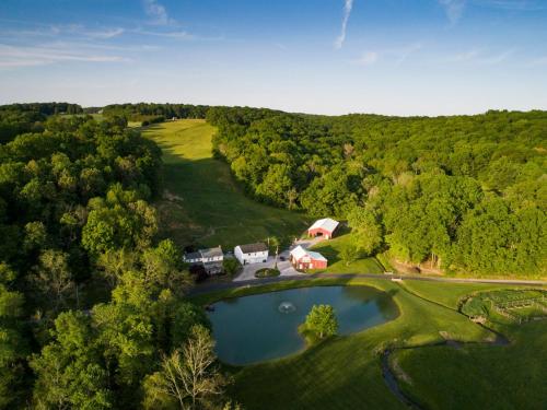 30 Acres, 3 houses, sleeps 30, 2 hot tubs and more