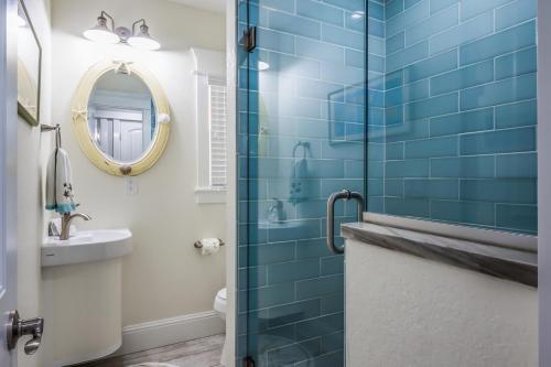 Starfish Cottage - 1 Block to the Beach! Heated Pool 4 King Beds by Anna Maria Life Vacation Rentals - image 4