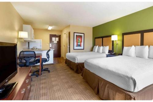 2 queen beds
