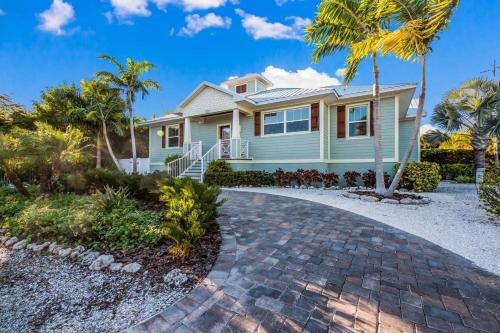 Surfs Up - 2 Blocks to Beach! Private Pool & Spa! by Anna Maria Life Vacation Rentals - image 4