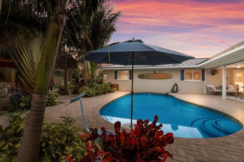 Tropical Tiki - Outdoor Oasis Tiki Hut Pool by Anna Maria Life Vacation Rentals - image 3