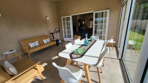 Balkon/teras, Secure Gated Villa Surrounded by Nature in Pointe aux Cannoniers