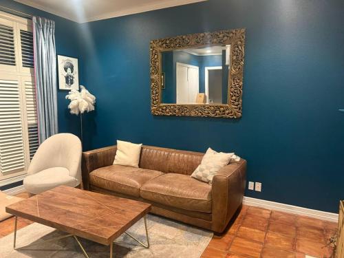 Stylish Oak Lawn Retreat near Highland Park in Oak Lawn