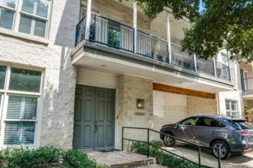 Stylish Oak Lawn Retreat near Highland Park in Oak Lawn
