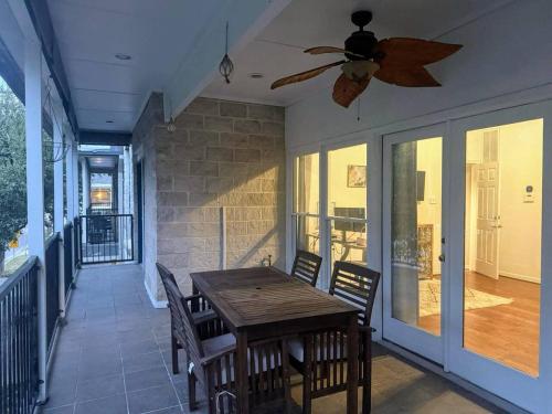 Stylish Oak Lawn Retreat near Highland Park in Oak Lawn