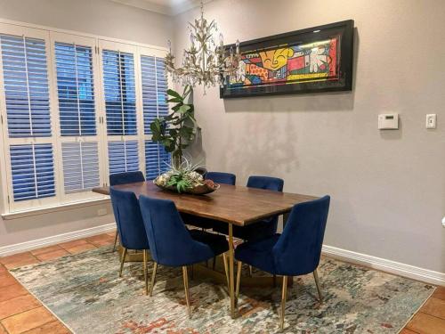 Stylish Oak Lawn Retreat near Highland Park in Oak Lawn