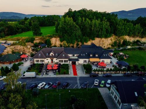 Dwór Skalny Apartamenty, Pokoje i Restauracja Karczma Skalna (Dwor Skalny Apartamenty, Pokoje i Restauracja Karczma Skalna) in Milkow