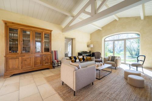 Très belle maison familiale avec piscine (Tres belle maison familiale avec piscine) in La Batie-Rolland