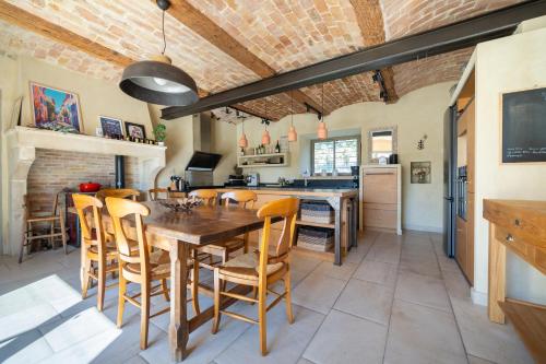 Très belle maison familiale avec piscine (Tres belle maison familiale avec piscine) in La Batie-Rolland