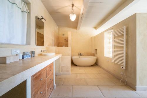 Très belle maison familiale avec piscine (Tres belle maison familiale avec piscine) in La Batie-Rolland
