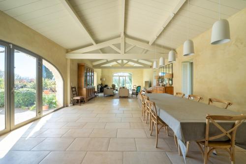 Très belle maison familiale avec piscine (Tres belle maison familiale avec piscine) in La Batie-Rolland